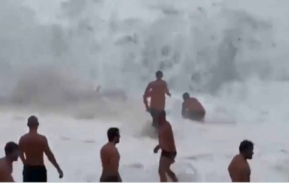 No vídeo ouvem-se gritos de pessoas pedindo que todos saiam dali. O volume de água se torna perigoso. - Reprodução redes sociais 