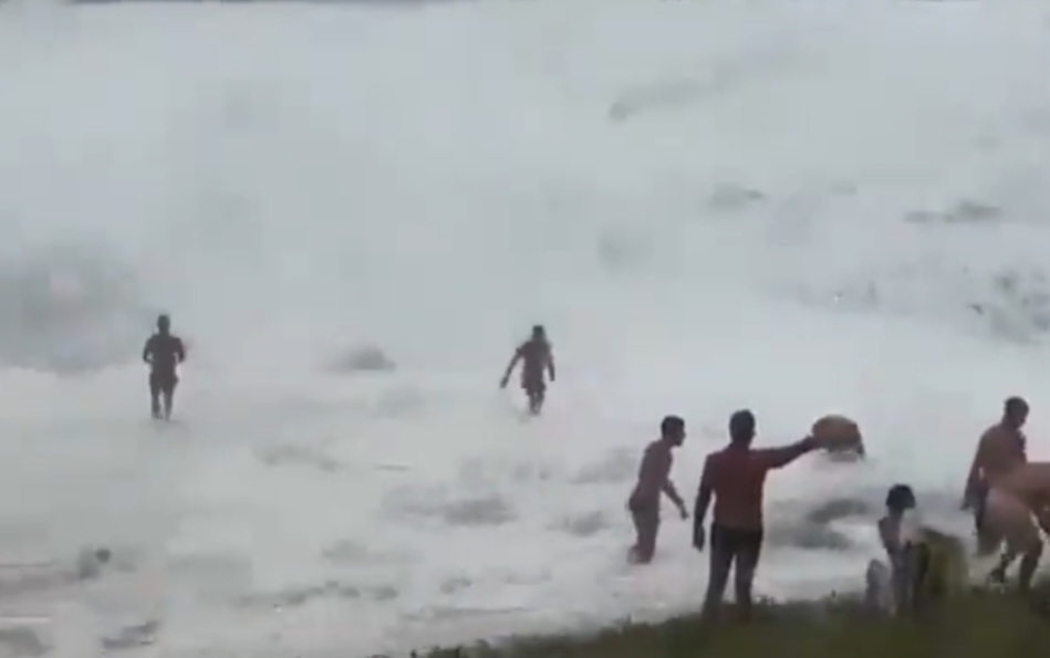 O que mais impressionou foi a rapidez com que o volume de água foi crescendo e se tornando uma ameaça para todos.  - Reprodução redes sociais 