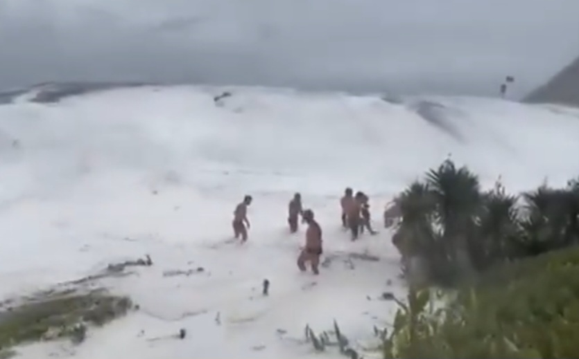 As pessoas tentaram correr o mais rápido possível para longe, já que a á agua ganhava velocidade e volume, batendo perigosamente nas pedras. - Reprodução redes sociais 