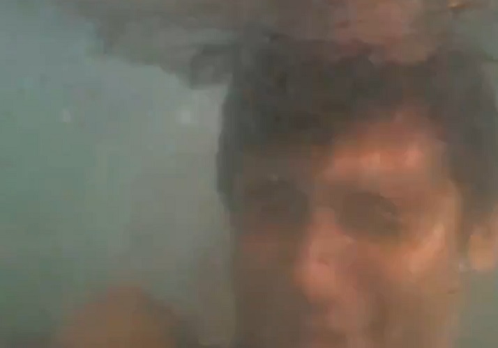 Em um dos momentos da gravação, o surfista é 