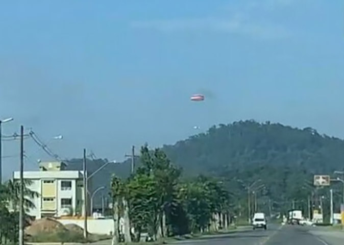 O sistema que, segundo especialistas, é acionado pelo piloto com uso de uma alavanca, atenua o impacto da queda. -Reprodução de vídeo