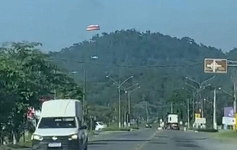 Com o paraquedas inflado, o avião pode, então, cair de forma suave, evitando uma tragédia. -Reprodução de vídeo