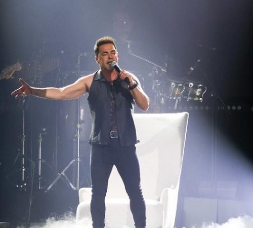 Zezé Di Camargo interrompe show para dar bronca em fã: ‘Para de falar bobagem’