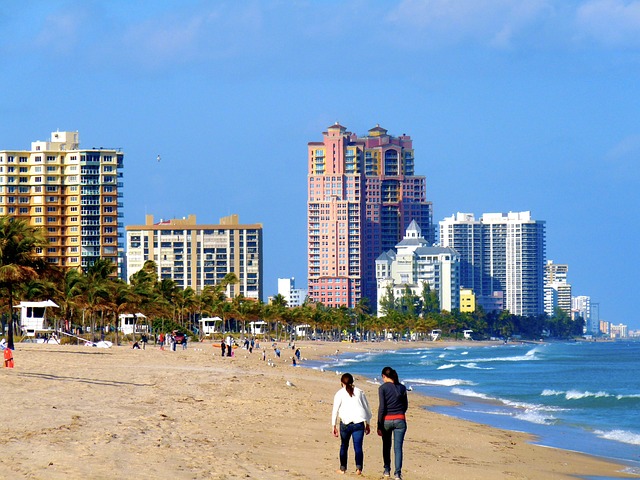 Fort Lauderdale é uma cidade costeira no estado da Flórida com 182 mil habitantes. 