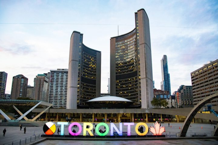 Com uma população de pouco mais de 3 milhões de habitantes, Toronto é a maior cidade e o polo financeiro do Canadá.