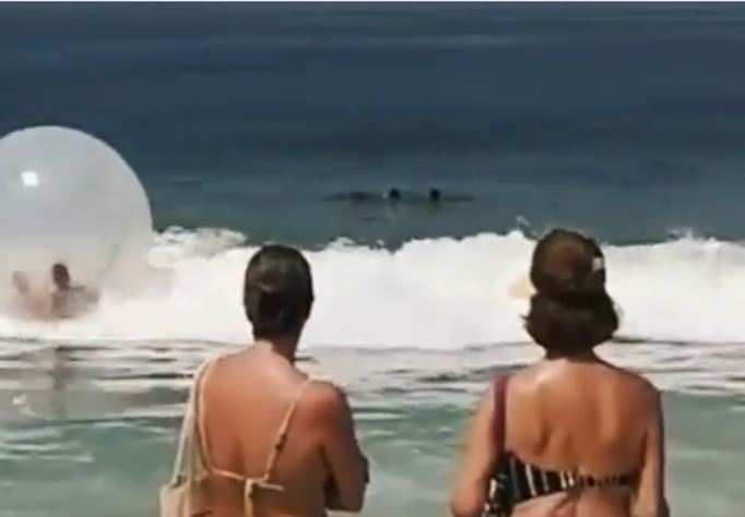 casal é salvo dentro de bolha inflável em copacabana — Reprodução/TV Globo