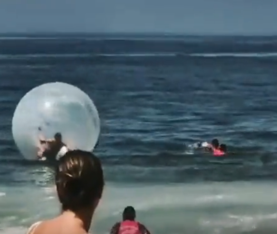 Se a bolha em Copacabana fosse levada para alto mar, o casal teria que esperar para ser resgatado por barco ou helicóptero, em circunstâncias adversas que poderiam ter resultados imprevisíveis.