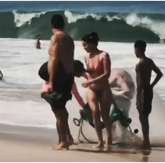 E ali a bolha foi aberta para a retirada do homem e da mulher. O alívio foi grande. E o episódio serviu de exemplo para que esse tipo de diversão não aconteça nas praias. 
