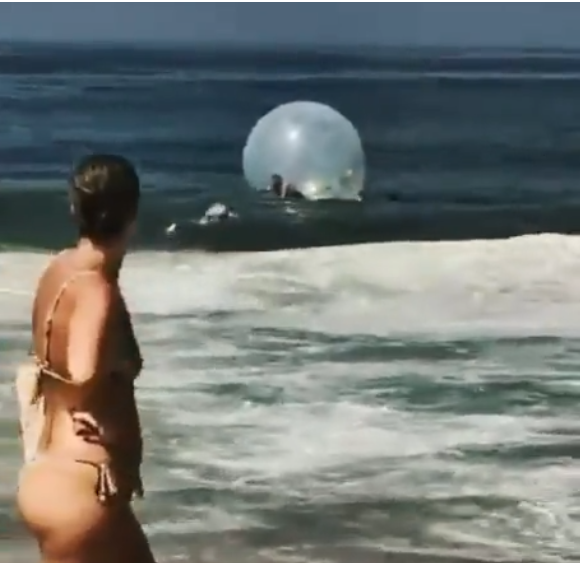 Banhistas que estavam na areia perceberam que havia algo errado e chamaram a atenção dos salva-vidas, para que eles pudessem fazer o socorro.