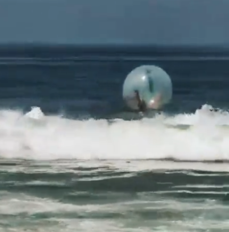 casal é salvo em bolha inflável em copacabana – Reprodução/TV Globo