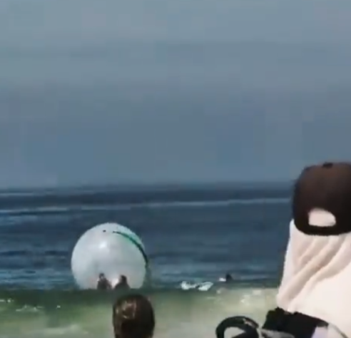 casal é salvo em bolha inflável em copacabana – Reprodução/TV Globo
