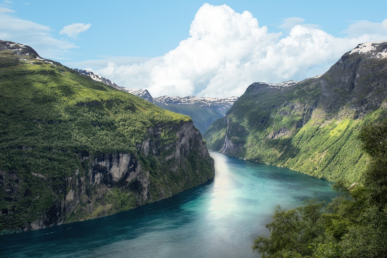 Os fiordes noruegueses, como Geiranger e Sognefjord, são deslumbrantes formações naturais esculpidas por geleiras. Essas paisagens únicas, com montanhas e águas profundas, atraem turistas e aventureiros do mundo todo.-Imagem de Enrique por Pixabay 