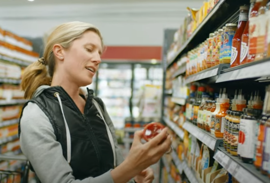 Eliminar o glúten requer atenção a rótulos, pois ele pode estar presente em pães, bolos, massas, molhos prontos e até embutidos. Ler os ingredientes é essencial.