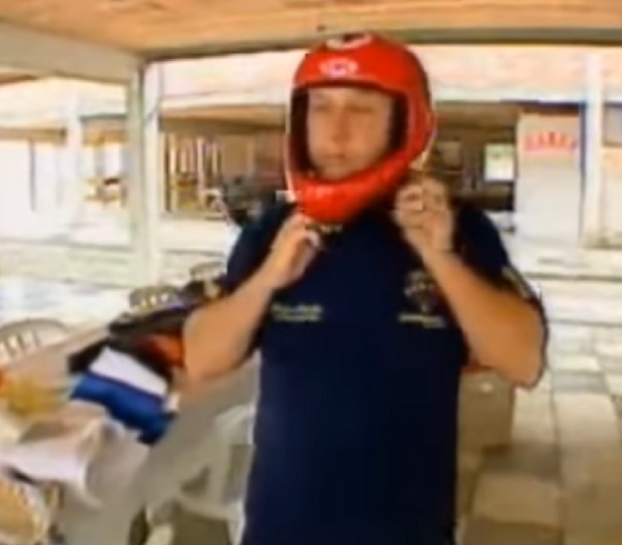 O padre também já era conhecido por suas "aventuras aéreas" e pelo trabalho em defesa dos direitos humanos.