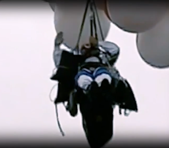 Em 20 de abril de 2008, o padre Adelir de Carli partiu de Paranaguá, no litoral do Paraná, em um voo de balões de gás hélio, o que lhe rendeu o apelido de "padre do balão".