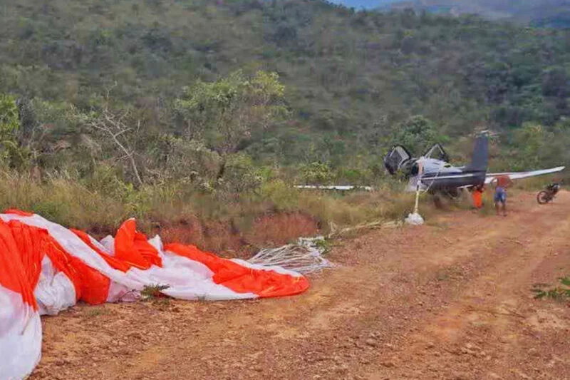 O sistema CAPS (Cirrus Airframe Parachute System) de paraquedas foi acionado e o avião pôde cair de forma suave numa área de mata.-Divulgação Corpo de Bombeiros 