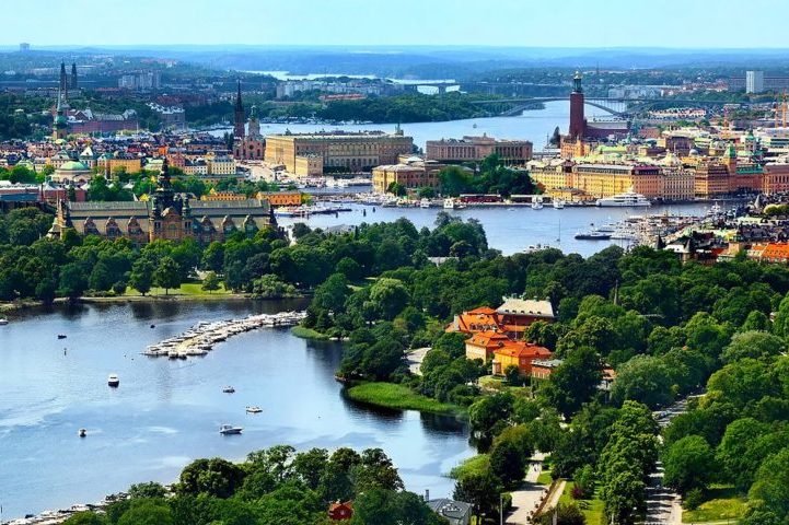 Construída sobre 14 ilhas e ligada por 57 pontes, a cidade é conhecida como a "Veneza do Norte" por seus canais e paisagens aquáticas. - brightfreak por Pixabay 