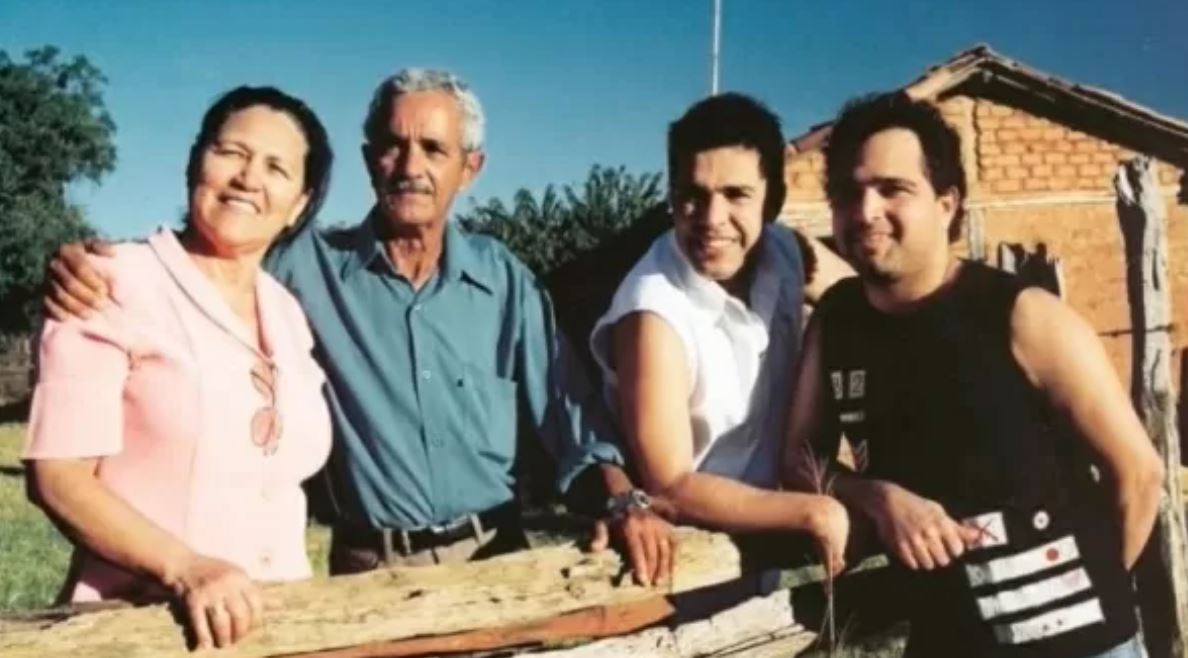 Nascido em Pirenópolis, Mirosmar (nome de batismo) começou a cantar com o irmão Emival. Após uma tragédia, seguiu em frente e formou dupla com Luciano em 1991. Com "É o Amor", conquistou o Brasil. Foram mais de 40 milhões de discos vendidos, três Grammys Latinos e história que virou filme, se consolidando como ícone do sertanejo.