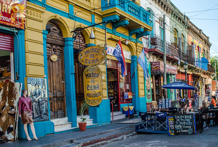 Agora, conheça as outras cinco ruas. Comecemos pela Caminito. Ela fica na Argentina e, portanto, é mais uma rua da América do Sul na lista. O local, na capital Buenos Aires, inspirou o tango 