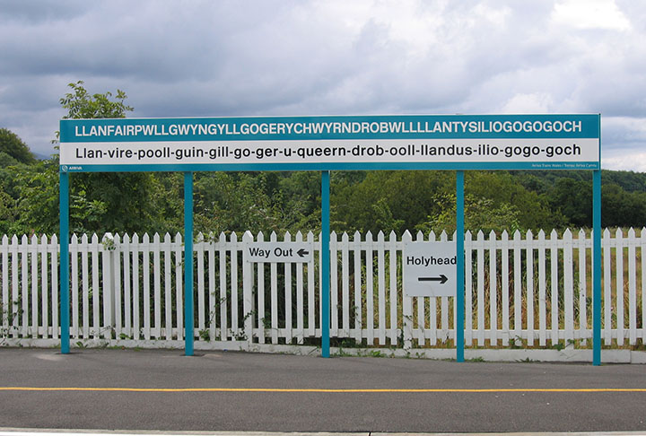 Um dos principais atrativos é uma placa de grande extensão com o nome da cidade - onde os turistas gostam de fazer fotos