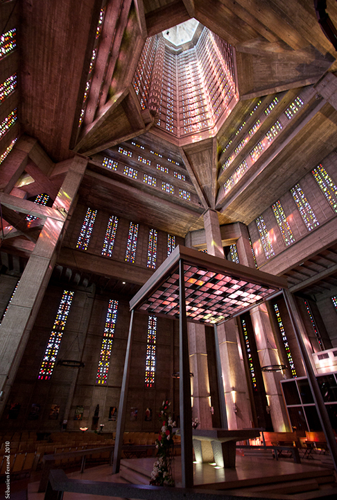 Igreja de São José (Le Havre, França) - A cidade portuária sofreu muitos danos com bombardeios na II Guerra Mundial. A igreja é dedicada à memória das vítimas.  Tem 12.768 painéis de vidro colorido: ao leste e ao norte as cores são frias, enquanto tons dourados e cores vivas preenchem as janelas oeste e sul. 