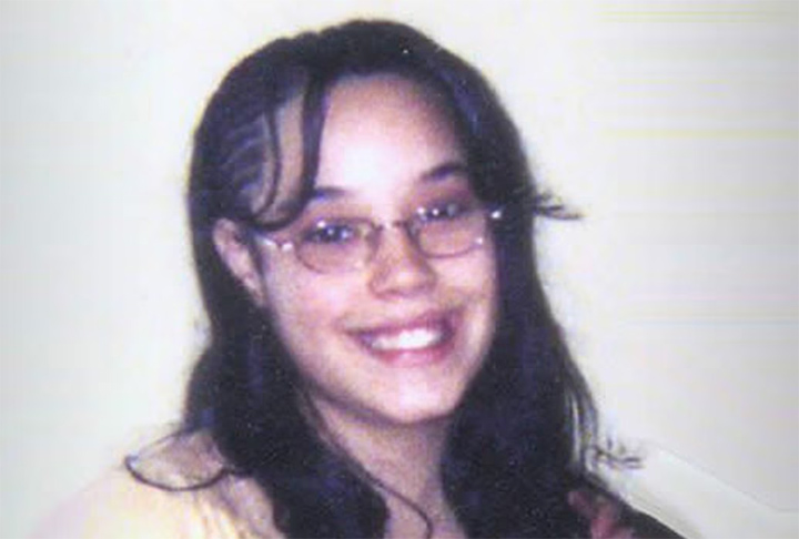 Gina desapareceu aos 14 anos, em 2 de abril de 2004. Ela falava em um orelhÃ£o, justamente com Grimilda. A entÃ£o adolescente era muito amiga da filha de Castro com Grimilda, Arlene. 