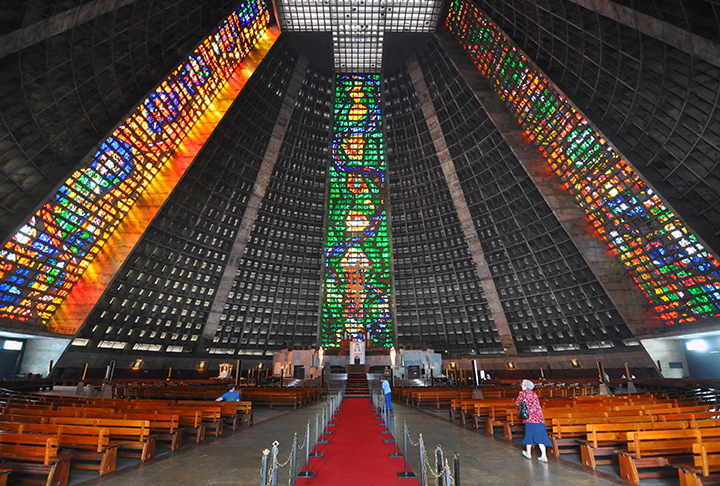 Catedral Metropolitana de São Sebastião (Rio  de Janeiro) -  Inaugurada em 1979, tem estrutura cônica e seus quatro vitrais são bem altos, ao longo de 30 metros nas paredes. Eles se encontram numa claraboia em forma de cruz. 