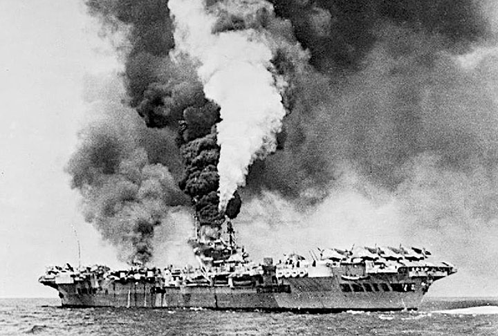 Nesta outra ação, o porta-aviões britânico HMS Formidable é atingido por três Kamikazes. Ele resistiu ao ataque.