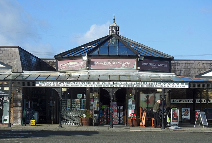 A localidade era conhecida, originalmente, como Llanfair Pwllgwyngyll. O nome foi alterado no sÃ©culo XIX, com o objetivo de desenvolver o turismo local. 