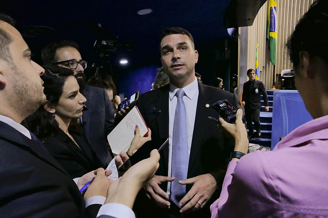 Opala, carro que foi um ícone no Brasil, entra no embate verbal entre Flávio Bolsonaro e Lula
