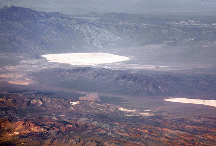  A Área 51, instalada no meio do deserto de Nevada, é a base militar ultrassecreta dos Estados Unidos. Sua existência move teorias acerca principalmente de extraterrestres, o que já foi representado em livros, filmes e séries.