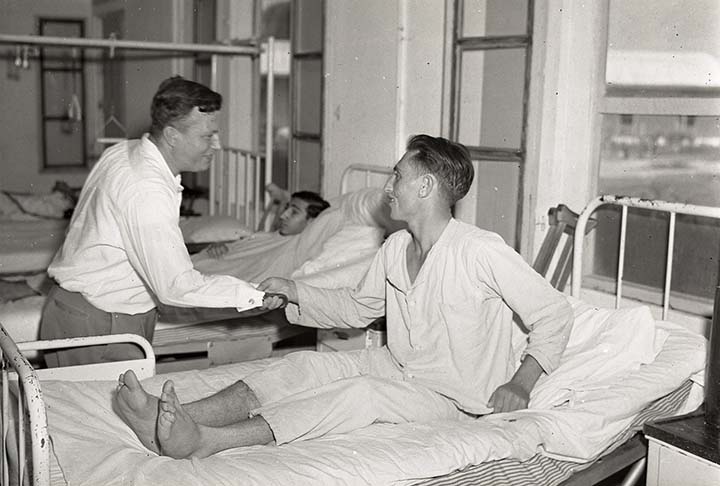 Harold John Russell nasceu em 14 de janeiro de 1914, no CanadÃ¡. Seu pai faleceu em 1920 e ele se mudou para os EUA em 1921. 