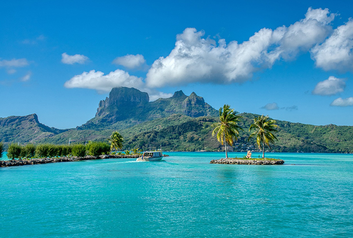 Bora Bora, PolinÃ©sia Francesa: Conhecida como a "PÃ©rola do PacÃ­fico", a ilha Ã© um refÃºgio tropical para os amantes do luxo e do romance. Suas Ã¡guas turquesa e os bangalÃŽs sobre as Ã¡guas oferecem uma experiÃªncia Ãºnica!