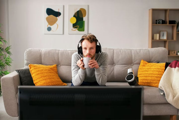 Pessoas Assistindo TV - streaming