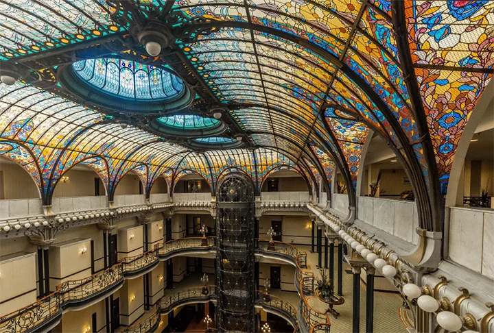 Gran Hotel Ciudad de México (Cidade do México, México) - Inaugurado em 1899 para abrigar o Centro Mercantil, o prédio que virou hotel tem estilo Art Nouveau e um gigantesco vitral Tiffany, com três cúpulas, criado em 1908. Foi cenário do filme "007 contra Spectre"