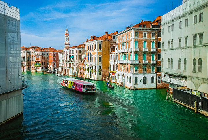 Sardenha, ItÃ¡lia: Localizada no Mar MediterrÃ¢neo, essa ilha Ã© um verdadeiro tesouro italiano. Sardenha oferece uma mistura Ãºnica de arquitetura antiga, como os Nuraghes prÃ©-histÃ³ricos, e cidades pitorescas, como Alghero e Cagliari.