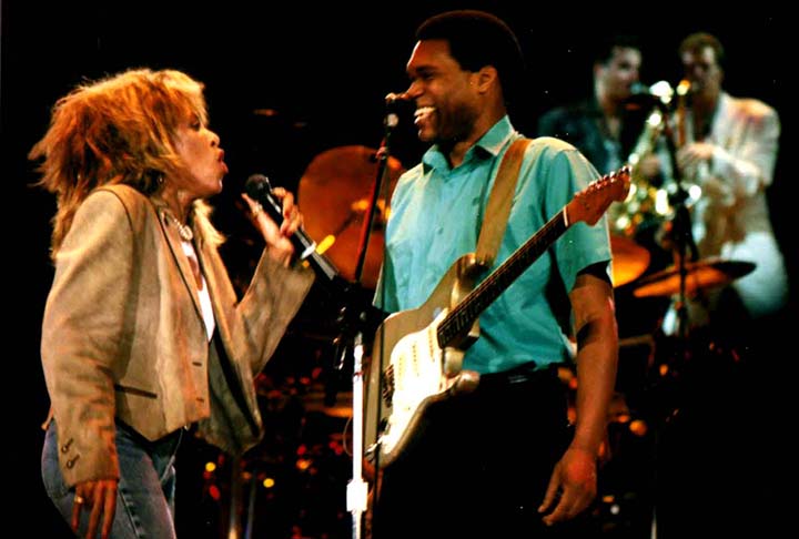 Além disso, nessa época, influenciada por figuras como David Bowie e Rolling Stones, a cantora decidiu adotar um novo estilo que se tornou icônico, com roupas ousadas e cabelos loiros arrepiados.