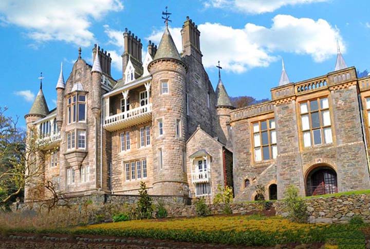 AlÃ©m da curiosidade pelo nome gigantesco, os turistas podem conhecer pontos histÃ³ricos, como este castelo celta. 