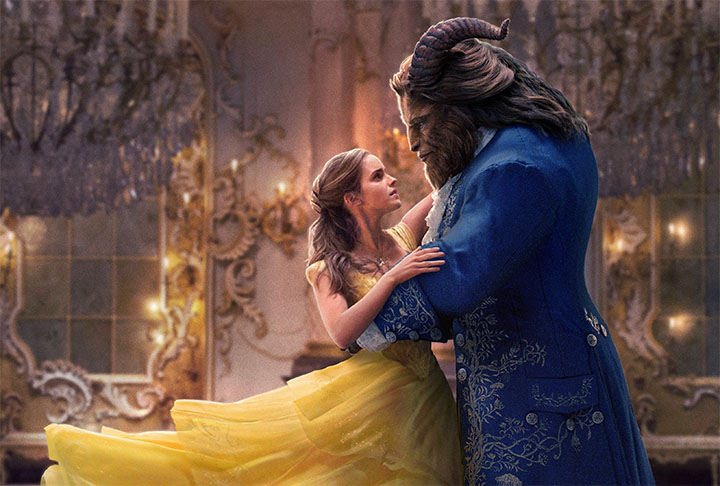 Em 2017, a Disney lançou uma versão em live-action estrelada por Emma Watson e Dan Stevens. O longa manteve muitos elementos da animação de 1991, mas acrescentou detalhes inéditos sobre o passado dos personagens e atualizou algumas questões sociais da narrativa. O sucesso comercial reforçou o interesse do público por releituras de contos clássicos.