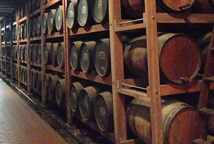Uma tática para dar qualidade à cachaça é o envelhecimento em tonéis de madeira. 