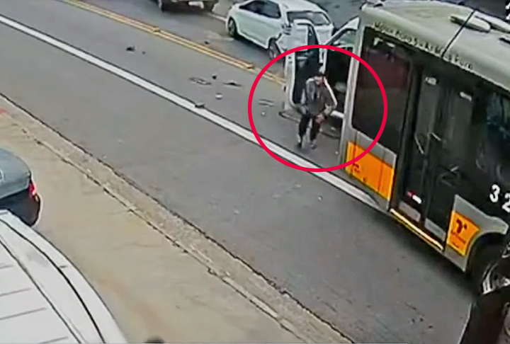 Em abril de 2023, em São Paulo, um bandido que fugia numa van, ficou com o veículo entalado entre dois ônibus e saiu correndo a pé. Foi mais um caso de ladrão atrapalhado que facilitou o trabalho da polícia. 