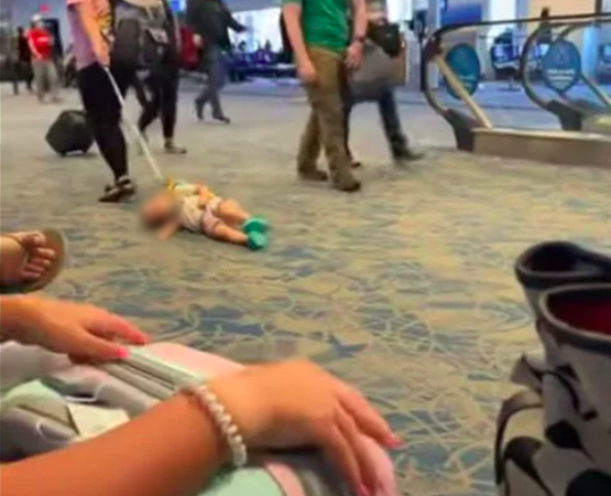 Mãe bota coleira em criança e gera discussão nas redes sociais