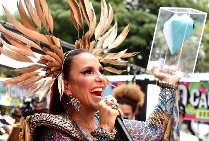 Ivete Sangalo - Rainha do Carnaval de Salvador, Ivete Sangalo é uma das artistas mais populares do Brasil. Seu trio elétrico, o Coruja, é um dos mais esperados do carnaval e sempre atrai uma multidão de milhares de pessoas.