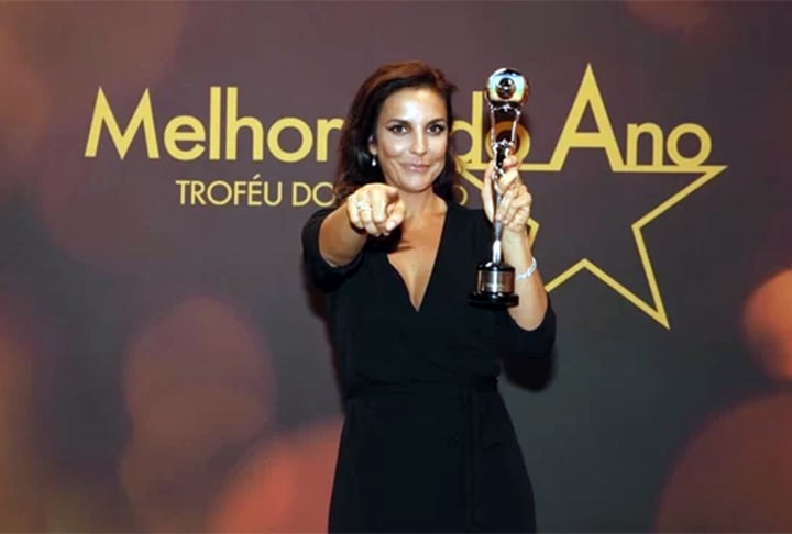 Oriunda de Juazeiro, na Bahia, Ivete Sangalo se tornou uma das vozes mais conhecidas e carismáticas da música popular brasileira. Iniciou na Banda Eva, ao cantar Axé Music, entretanto quando passou a ter uma carreira solo, ganhou ainda mais notoriedade no país.