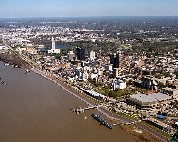 Baton Rouge é a capital do estado americano da Luisiana. Localizada à margem do rio Mississipi, é uma grande cidade portuária.   