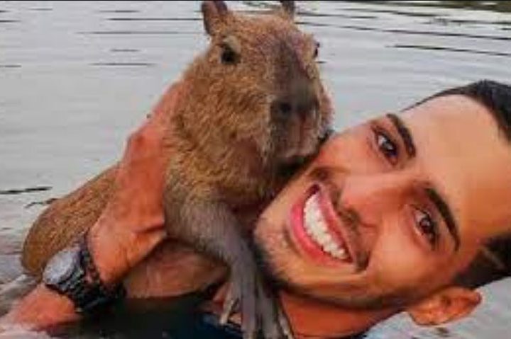 Ele abandonou a faculdade de agronomia, mudou-se para um sítio no Amazonas e passou a viver exclusivamente da internet, fechando contratos com empresas e até um site de apostas.