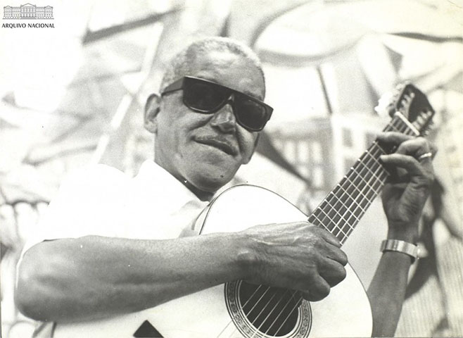 Compositor, cantor e poeta, Cartola é outro artista genial do mundo do samba.  Foi fundador da escola de samba Mangueira e responsável por clássicos como As Rosas Não Falam e O Mundo é um Moinho. Sua obra uniu sofisticação poética e simplicidade, transformando o samba em patrimônio nacional.