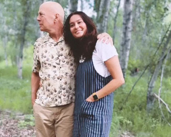 Desde então, a esposa dele, Emma Heming Willis,  e as filhas já fizeram desabafos sobre o caso destacando a importância do apoio familiar ao ator com a doença que não tem cura.-- Reprodução Instagram