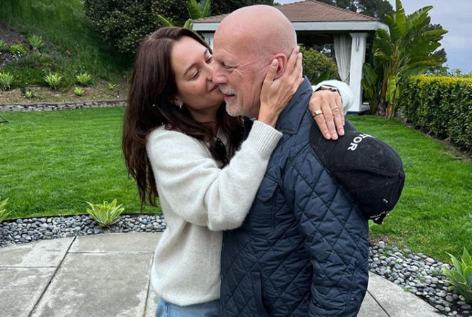 Esposa de Bruce Willis sai de casa e rebate críticas dos fãs do ator, que sofre de demência