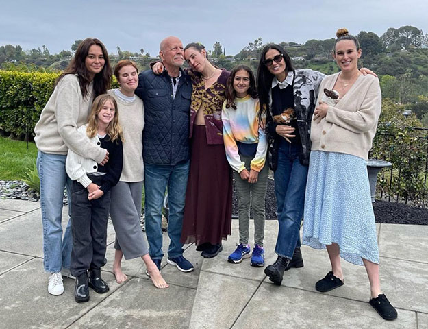 Demi Moore se divorciou de Bruce Willis em 2000, mas segue amiga do ex-marido e de sua atual esposa, Emma Heming Willis. 
